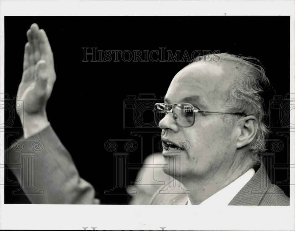 1987 Press Photo Reverend Edward Dibble sworn in at Northampton Superior Court.