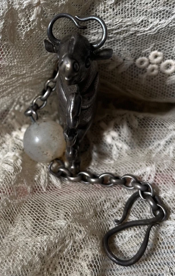 Antiguo adorno chino repujado plata OX ágata cuentas chatelaine prenda Foto 3 de 4
