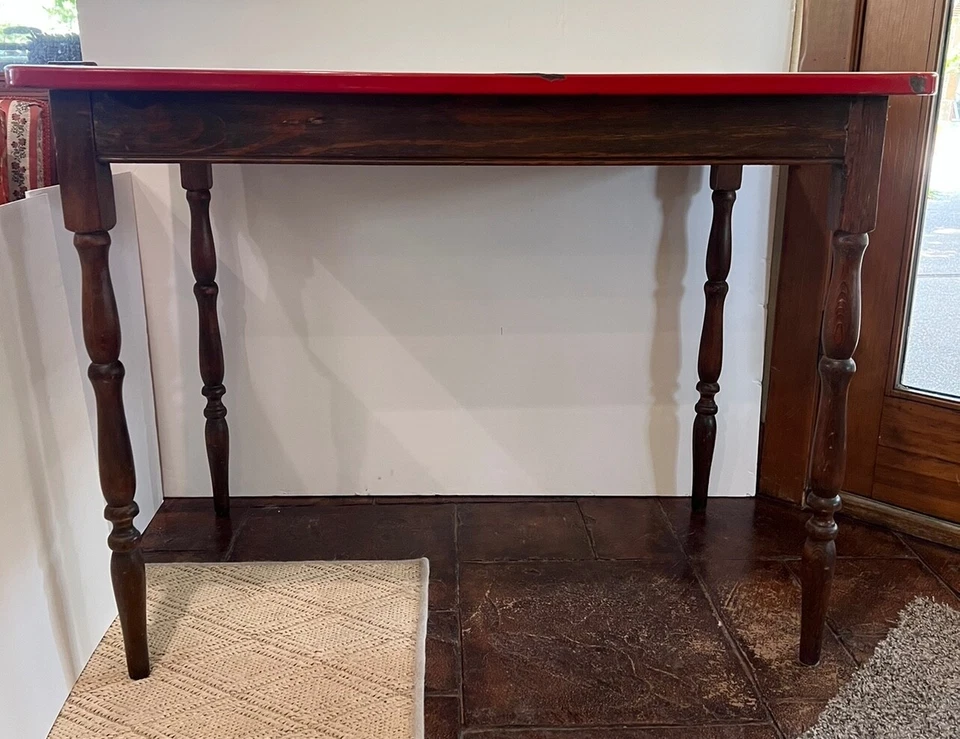 Antigua mesa de preparación de acento de cocina esmaltada roja y blanca vintage base de madera Foto 3 de 4