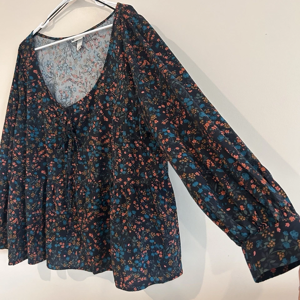 Blusa Ava and Viv tamanho 3X floral escura romântica manga balão popover fluido - Imagem 2 de 4