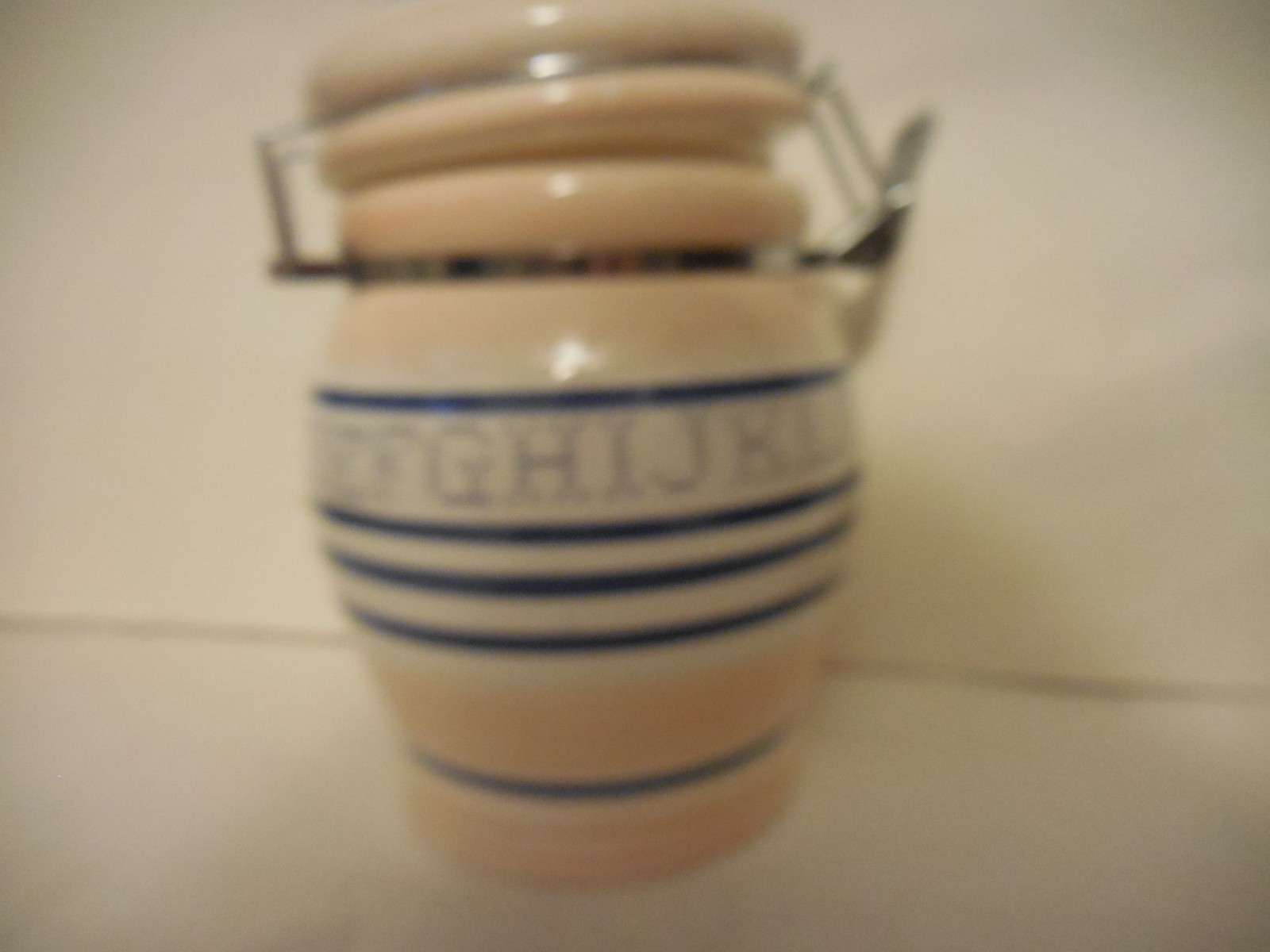 Ceramic cookie jar, with tight-fitting lid, by Seattle USA. Stonelite