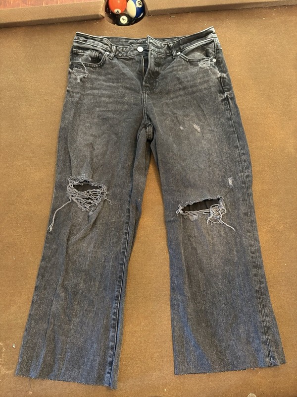 Express size 6R Black Distressed Straight-Leg Jeans