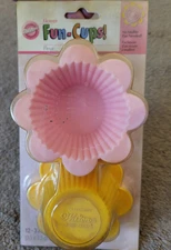 Wilton Fun Cups Set of 12 Flowers Silicone Cupcake Muffin Molds Pink Yellow 2007
