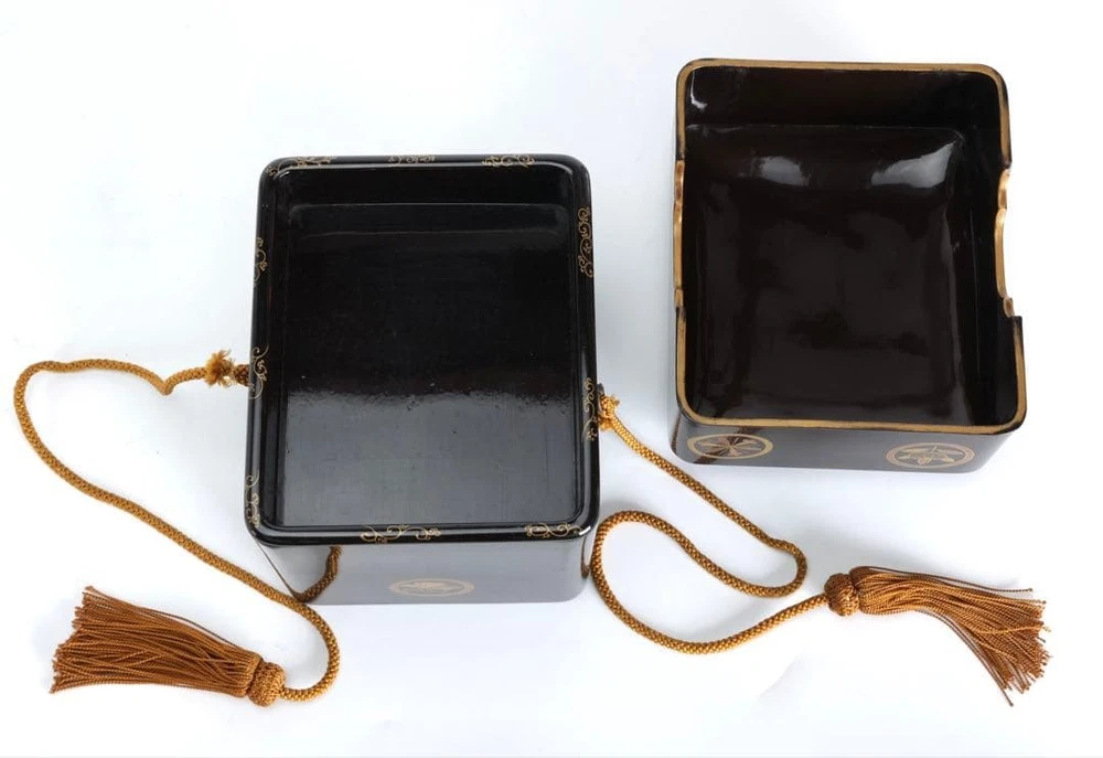 Jubako Bento Box Japanese Period piece lacquered black lacquer family crest maki