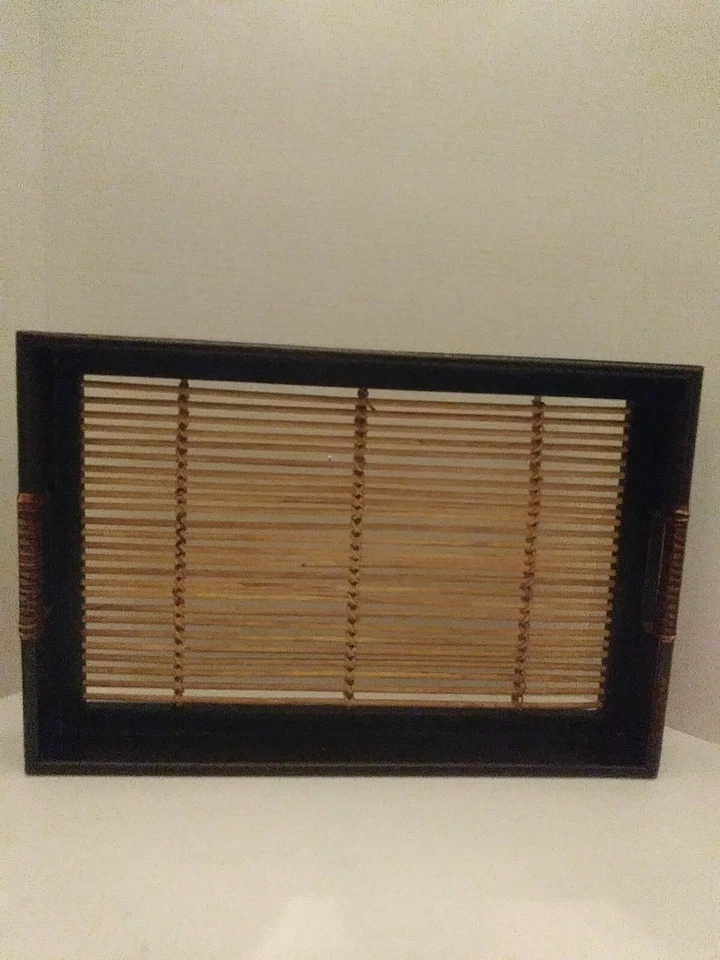 Bandeja para servir madera CBK con varillas de bambú 19"×12,5"×2,5" junto a la piscina tropical. N Foto 2 de 4