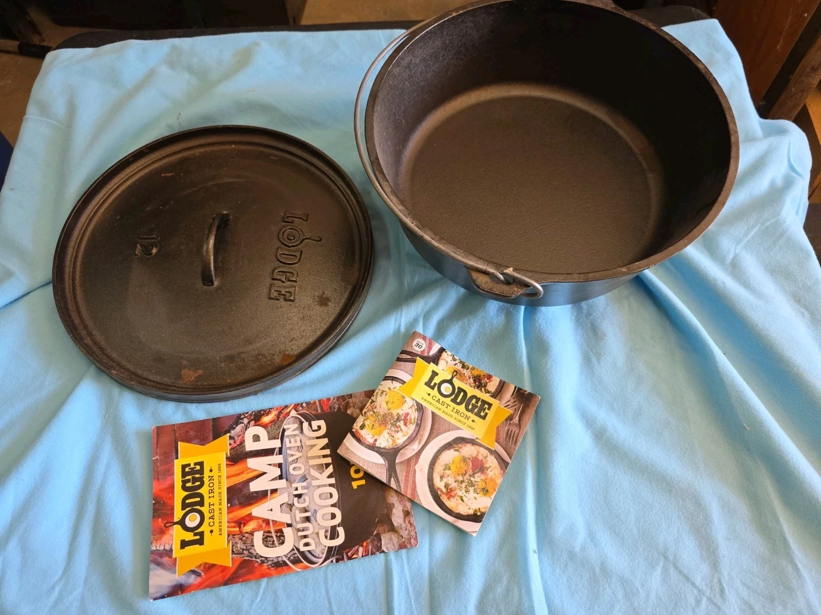Lodge L12C03 Cast Iron 6 Quart 12" Camp DUTCH Oven + Legs + Cover + BOOKS