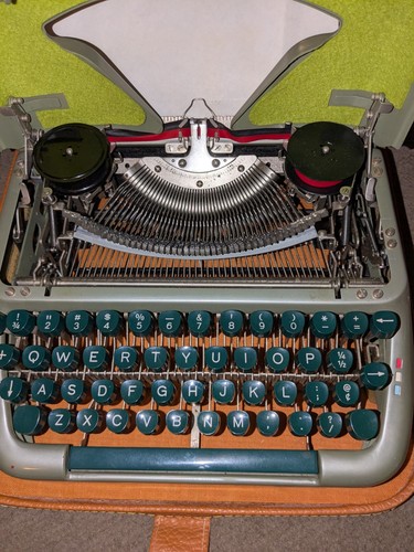 Vintage AZTEC 700 Typewriter Very Rare Model Nice Condition Needs New Ribbon - Picture 3 of 16