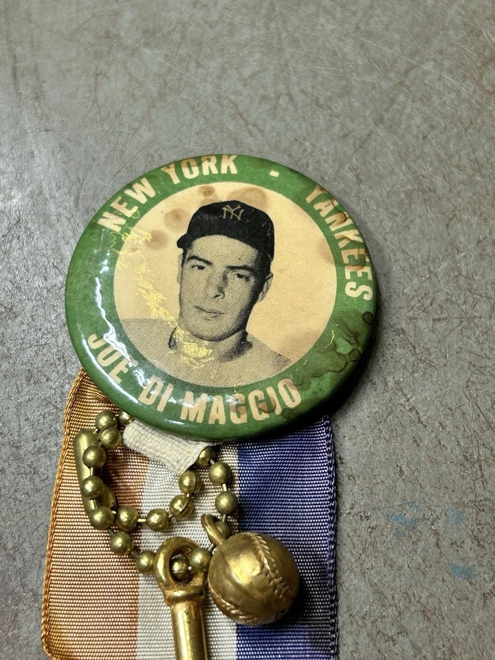 Pin de coleccionista Yankees Joe DiMAGGIO 1 3/4" PM 10 verde años 40 con cinta bate y pelota Foto 2 de 4