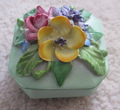Neu Chelsea kleine Bone China Blumen Posy Deckeldose - Made in England