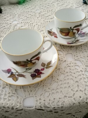 ROYAL WORCESTER EVESHAM  CUP & SAUCER (4)
