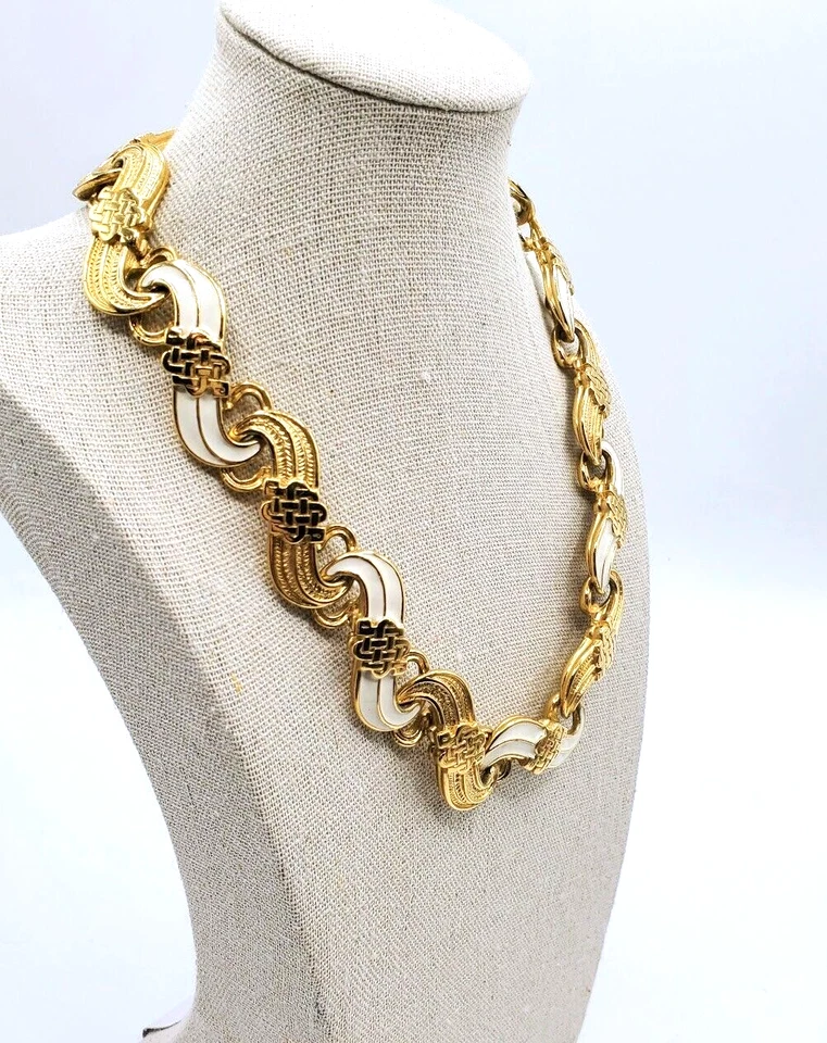 Collar llamativo tono dorado grueso esmalte blanco enclavamiento alternativo 18" Foto 2 de 4