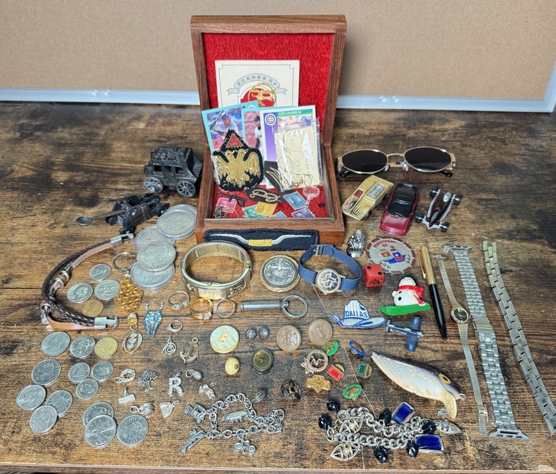 Vintage Estate GRANDPA’S JUNK DRAWER Lot COINS Buttons Patches Charms Texas Box