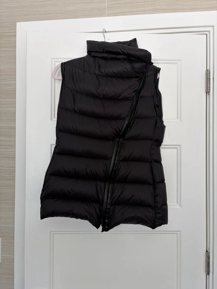 Chaqueta acolchada con cremallera asimétrica Mackage para mujer talla M, convertible a chaleco Foto 3 de 4