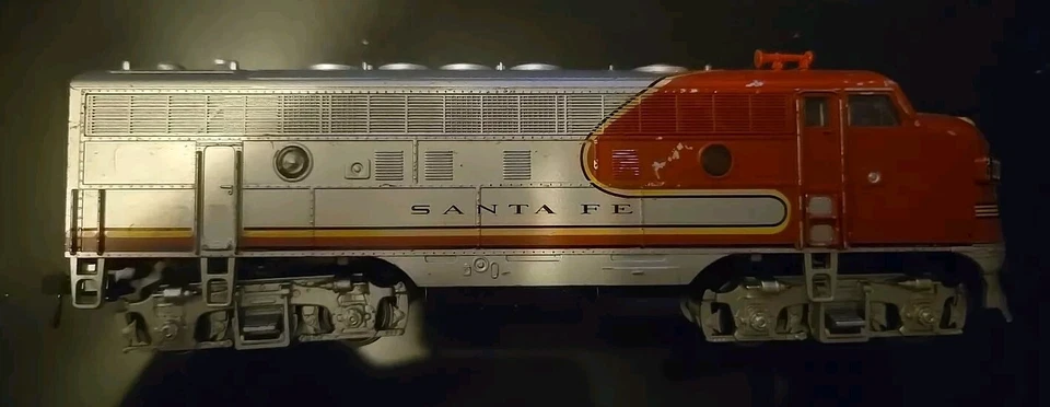WALTHERS HO SCALE SANTA FE EMD F7A DIESEL LOCOMOTIVE #330 - TESTED - Image 2 of 4