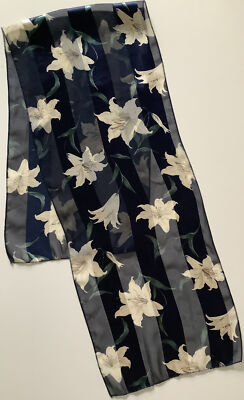 ¥¥ Ein dunkelblauer und cremefarbener Vintage-Damenschal mit Blumenmuster aus Chiffon und Satin