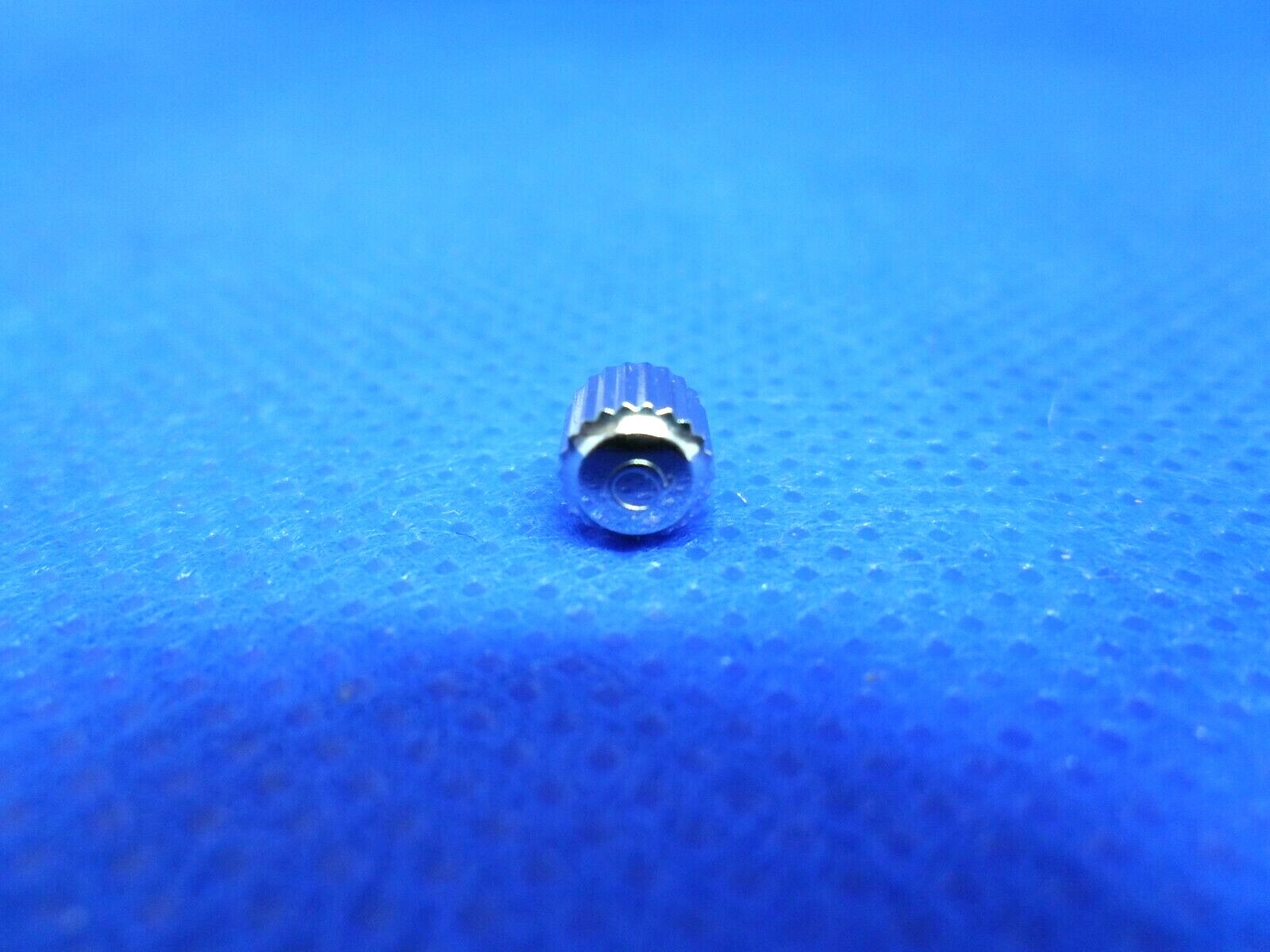 Couronne OMEGA vintage argent 4.60mm NOS pour restauration de montre de luxe