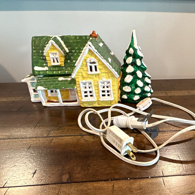 Department 56 Snow Village  Nantucket House  Illuminated Ceramic/Porcelain 1983