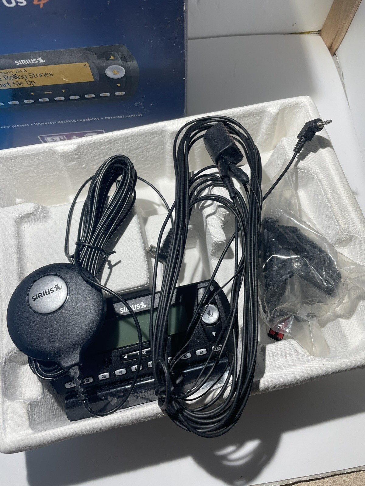 Sirius XM Satellite Radio Stratus 4 Radio and Car Kit No Power Cable