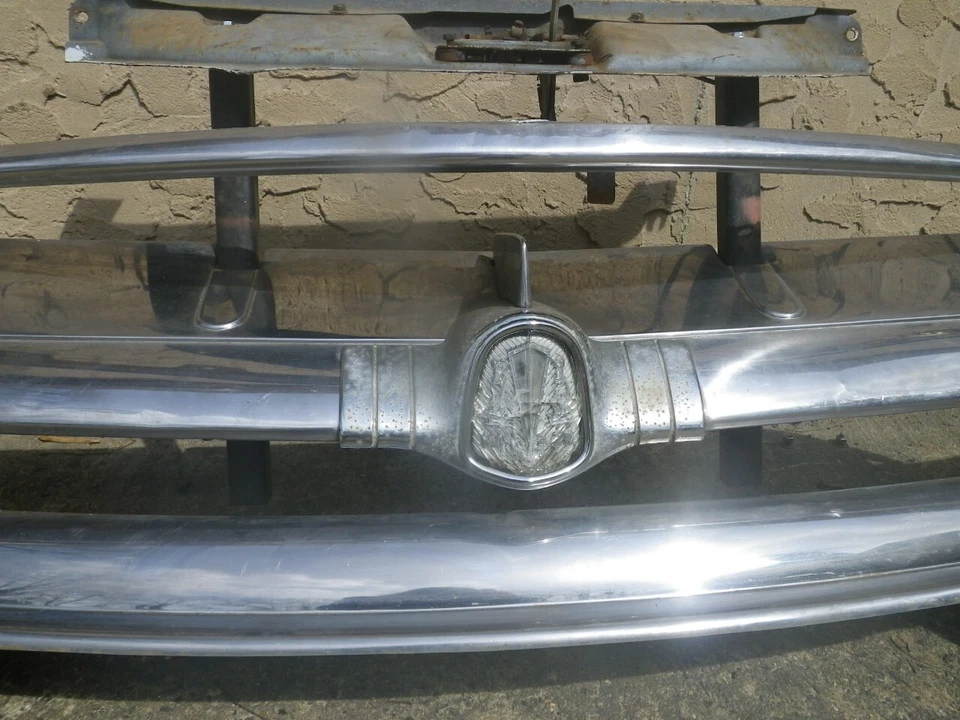 1954 Hudson Hornet grill assembly complete with hood latch and filler piece Foto 3 de 4