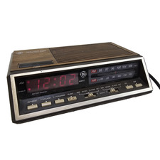 Vintage General Electric GE Model 7-4616B Two Wake Times FM/AM Alarm Clock Radio