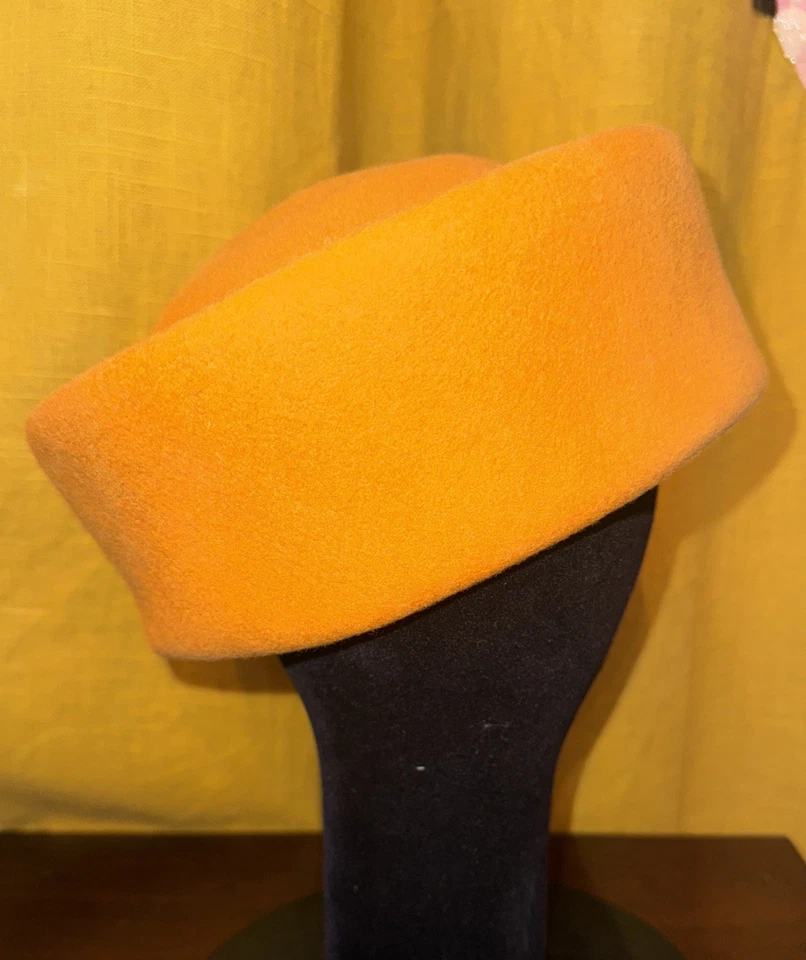 De Colección Mostaza Años 60 Lana Pastillero Sombrero con Botones Dorados Mod Retro Jackie Estilo O EE. UU. Foto 3 de 4