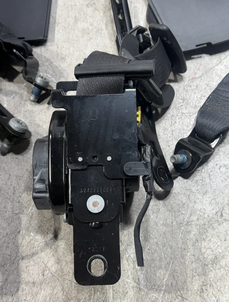 Dodge Charger Chrysler 300 2011-2019 par de cinturones de seguridad delanteros OEM LH y RH Foto 3 de 4