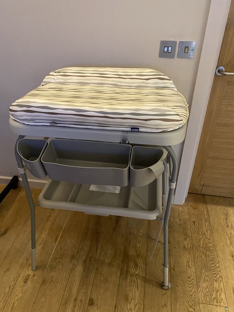 chicco baby bath and changing table
