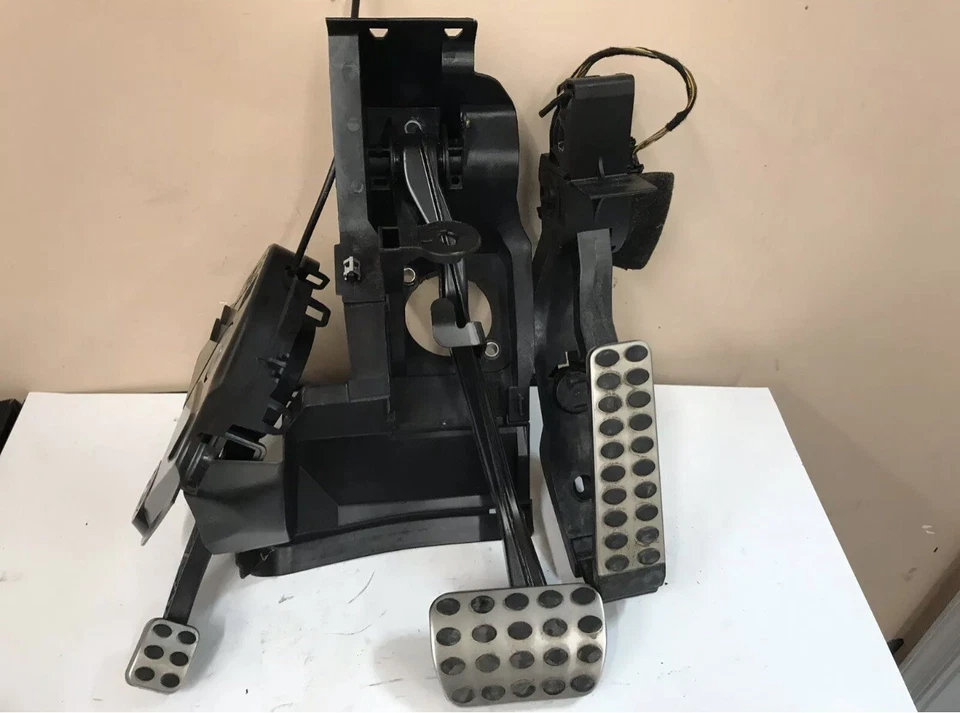 03-09 MERCEDES CLK350 CLK500 W209 GAS THROTTLE BRAKE E-BRAKE PARK PEDAL - Image 2 of 4