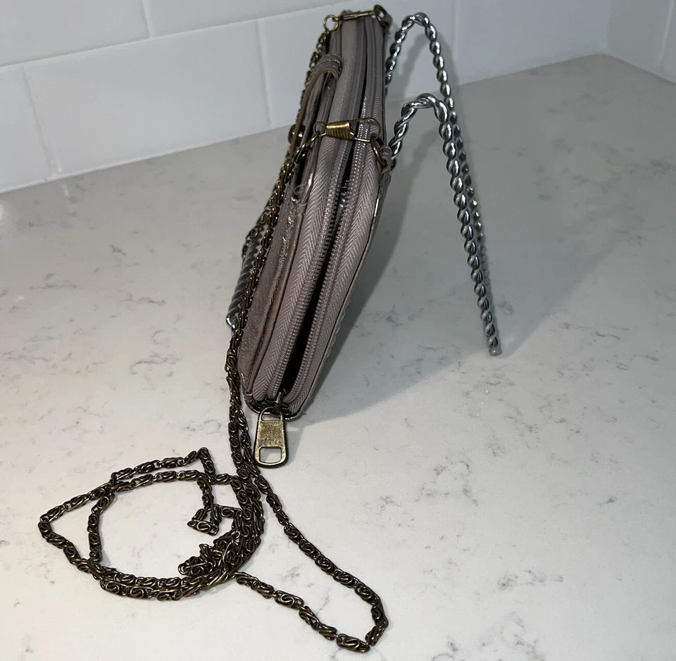 Cartera de teléfono 3 en 1 The Sak y bandolera plateada metálica con cadena de metal. Foto 2 de 4