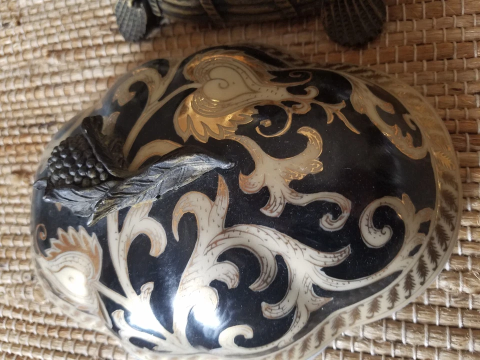 Cuenco decorativo con tapa negro con diseños florales en relieve dorado Foto 4 de 4