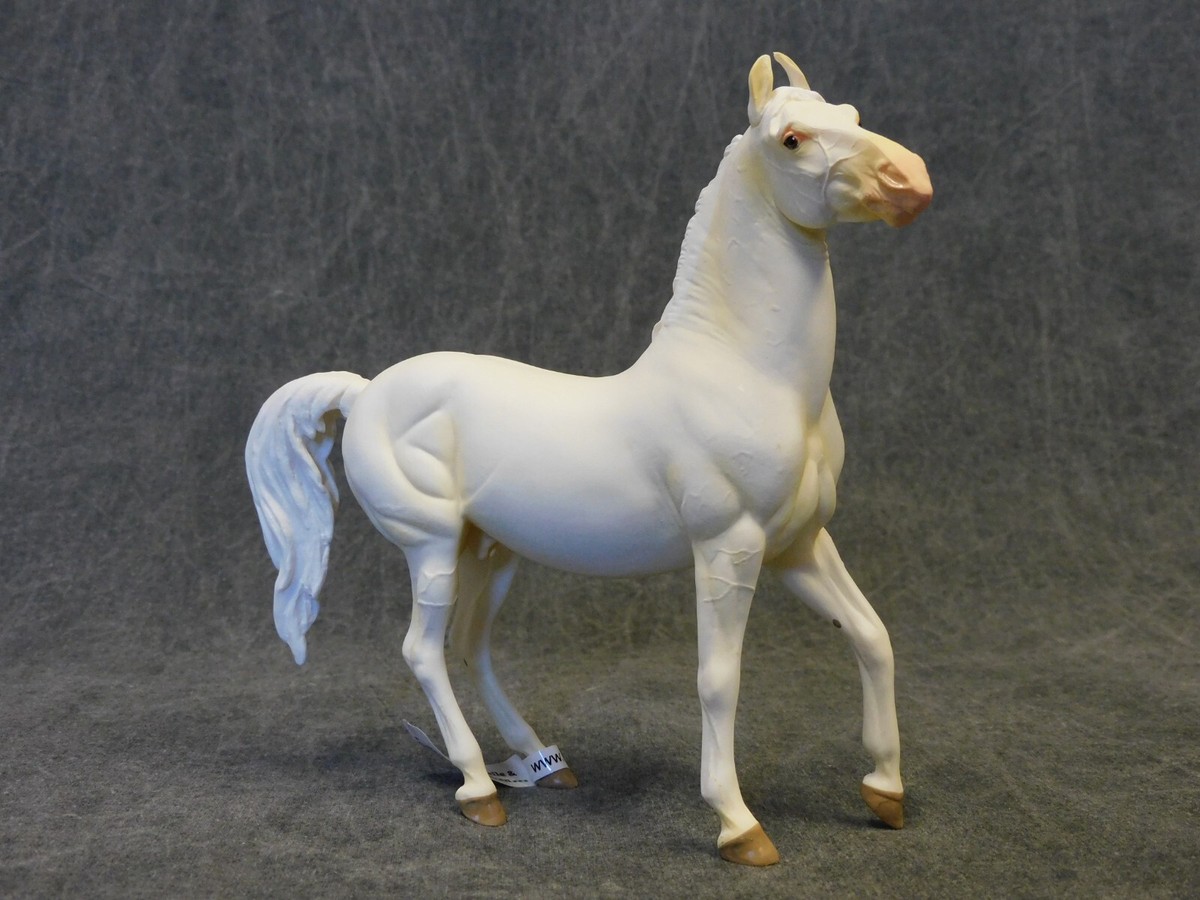 WIA NEW * Dominant White Marwari Stallion * 1:18 Scale Model Horse