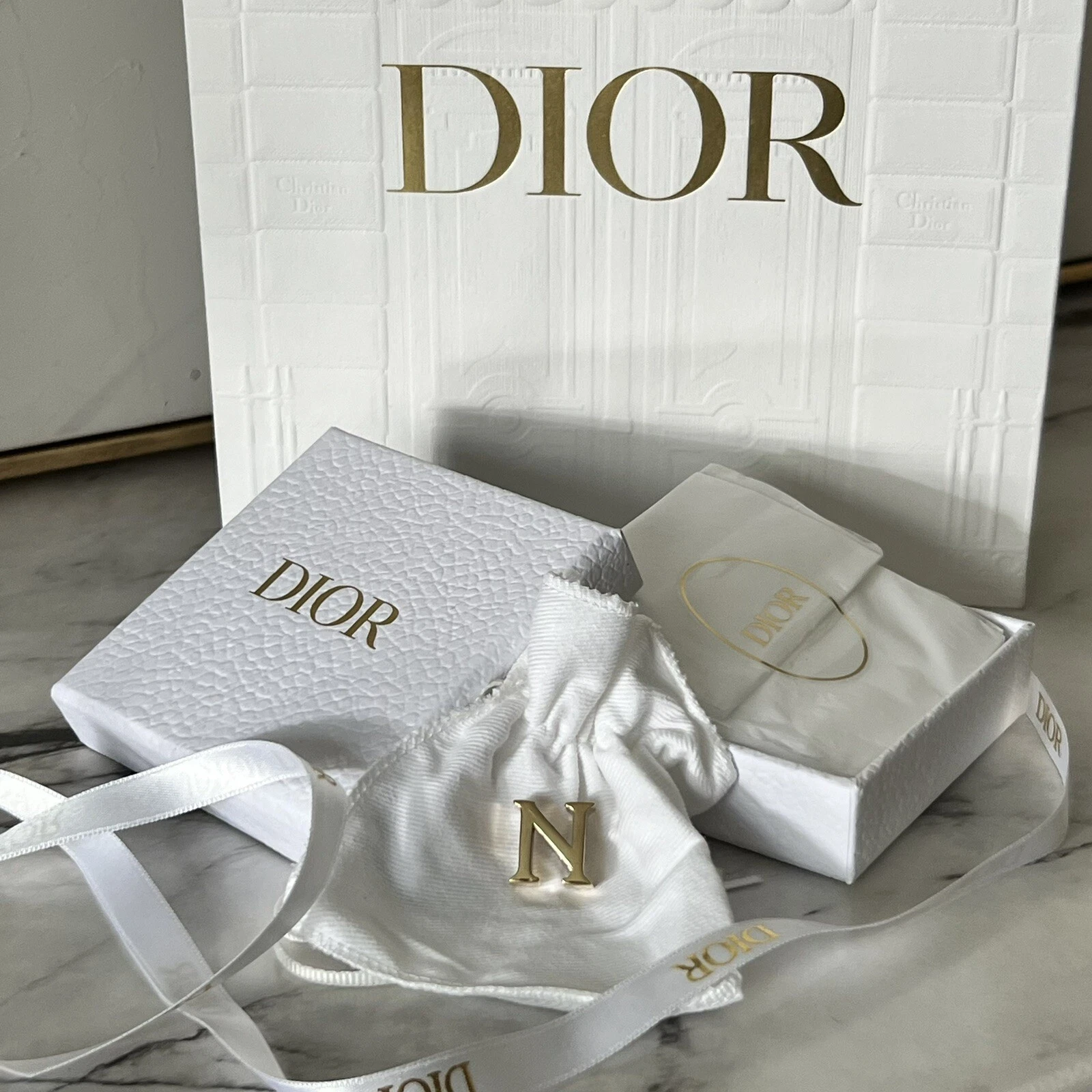 Authentique insigne Dior neuf dans sa boîte   My ABCDior lettre 'N'