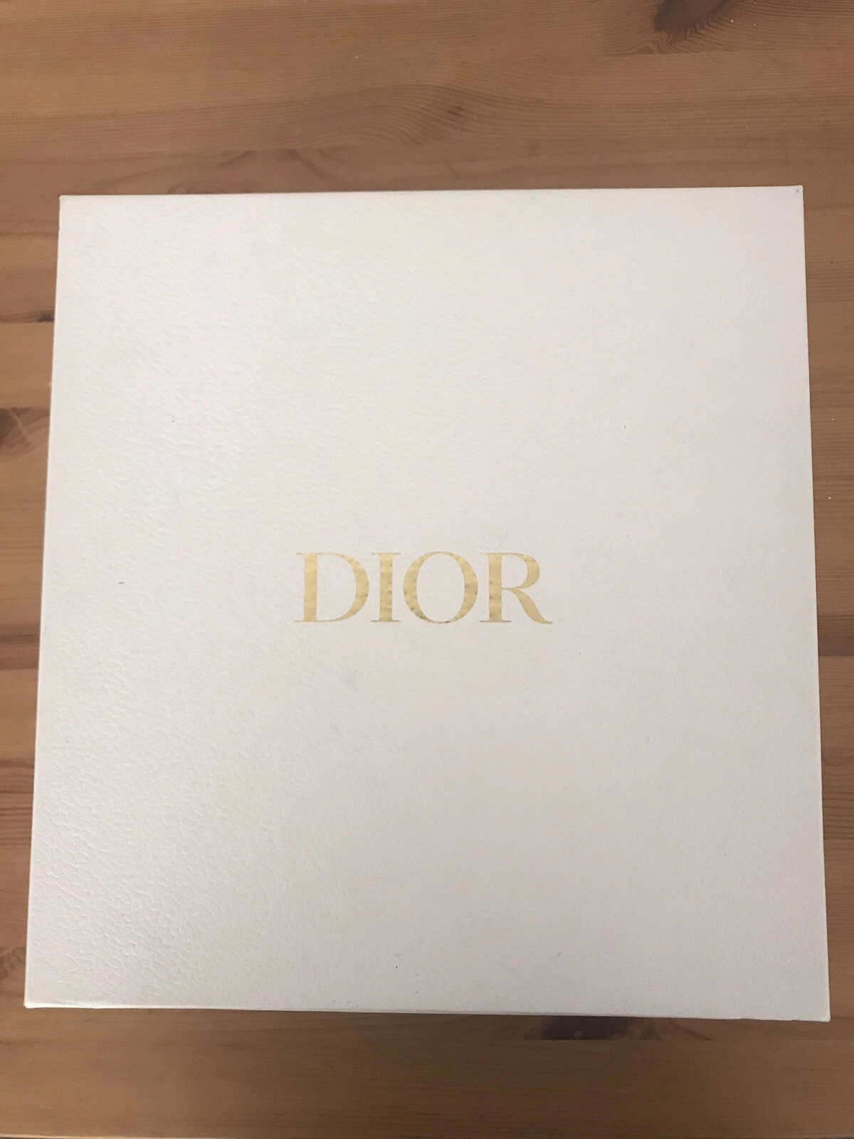 Boîte à chaussures Dior. 13x12x4,5 pouces.A collectionner ou par la poste.