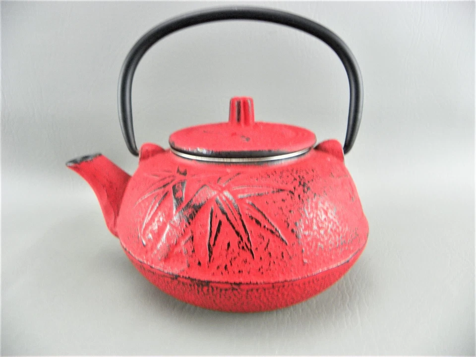 Tetera pesada antigua holandesa Raimunda ornamentada de hierro fundido roja negra con infusor Foto 4 de 4