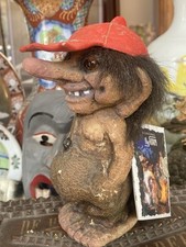 Nyform 1118 Norway Troll Doll giocattolo tizio con cappello rosso, etichetta e documenti originali rari!