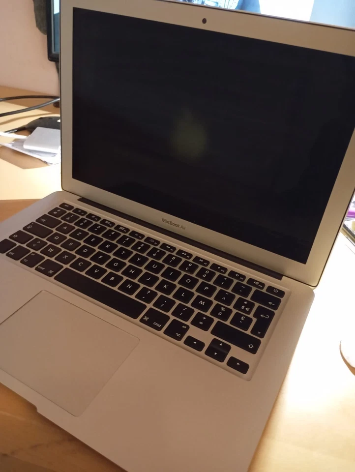 Apple MacBook Air, 13-inch, Intel Dual-Core i5 1,8 GHz, Silver 128 GB, Foto 1 von 5