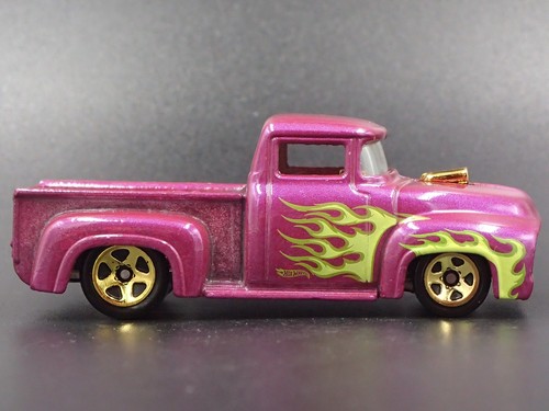 1956 56 FORD F100 PICKUP TRUCK VIOLA MODELLO DIECAST IN SCALA 1:64 DIORAMA - Foto 3 di 5