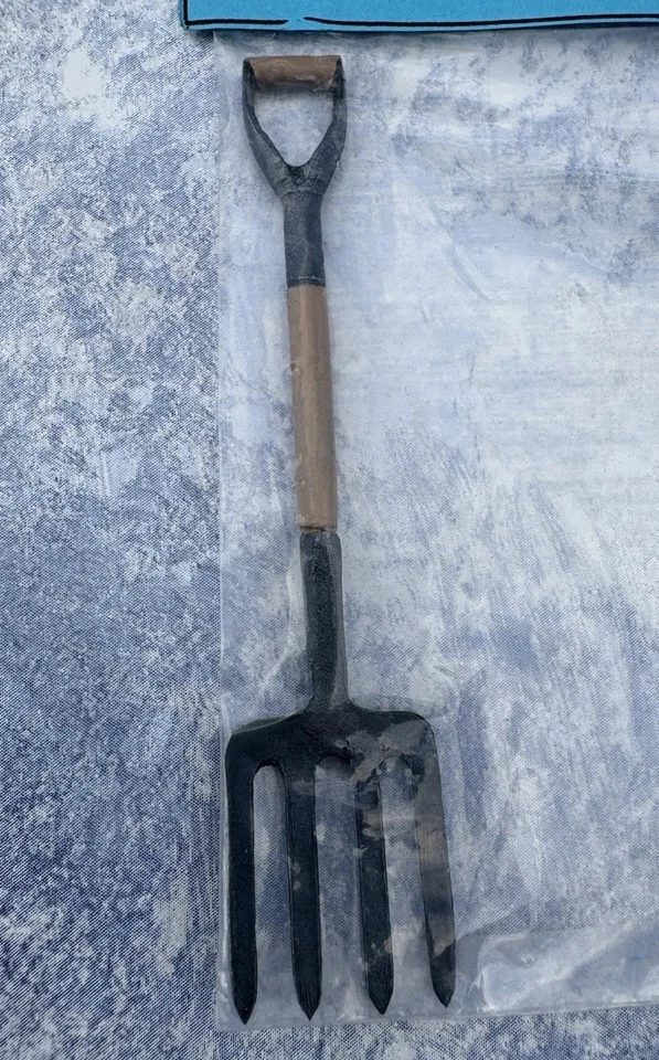 Juego de 4 herramientas de jardinería miniatura vintage para casa de muñecas. Island Crafts NOS 1:12 #2 Foto 2 de 4