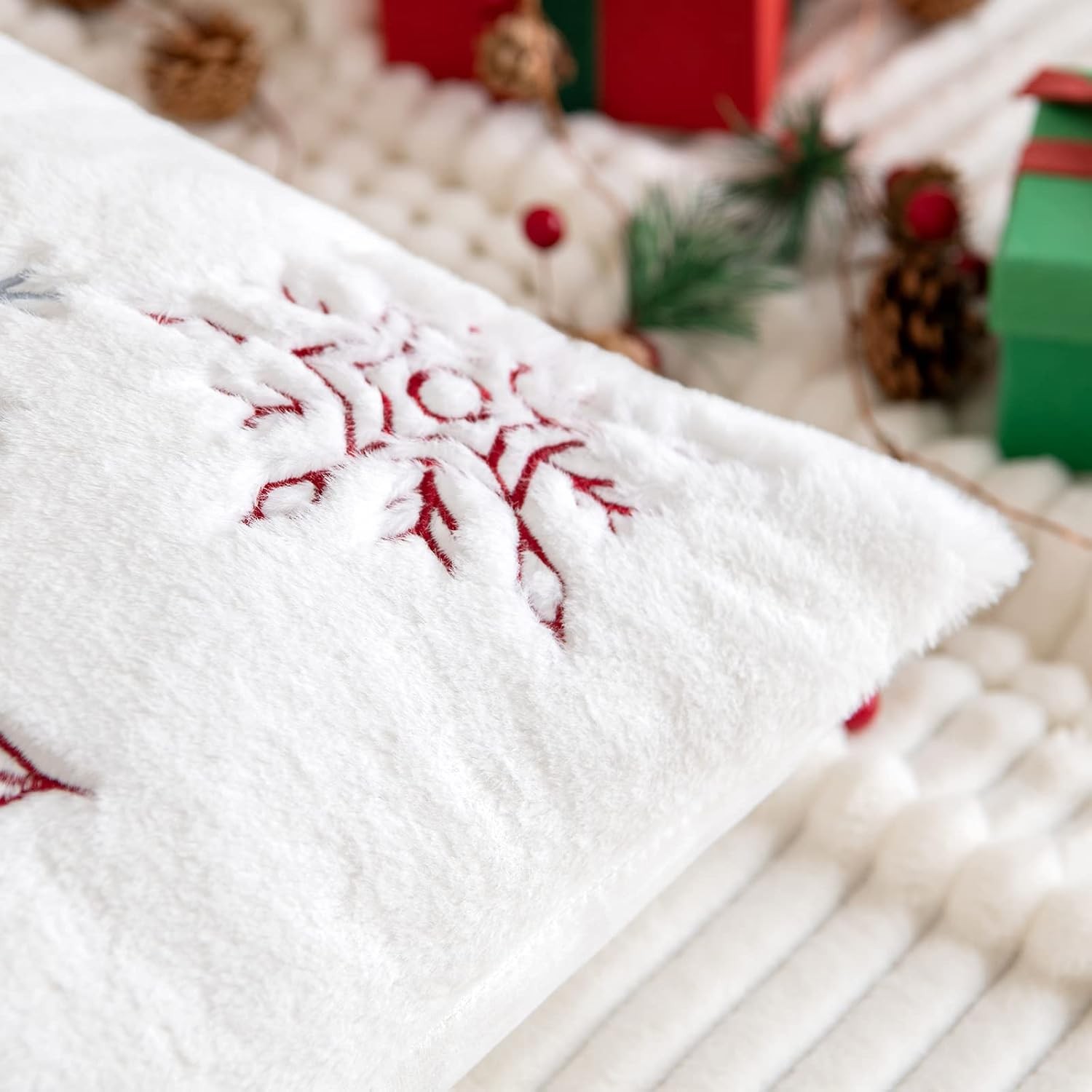 MIULEE Pack of 2 Christmas Decorative Throw Pillow 18 x 18 (Pack 2), Red 