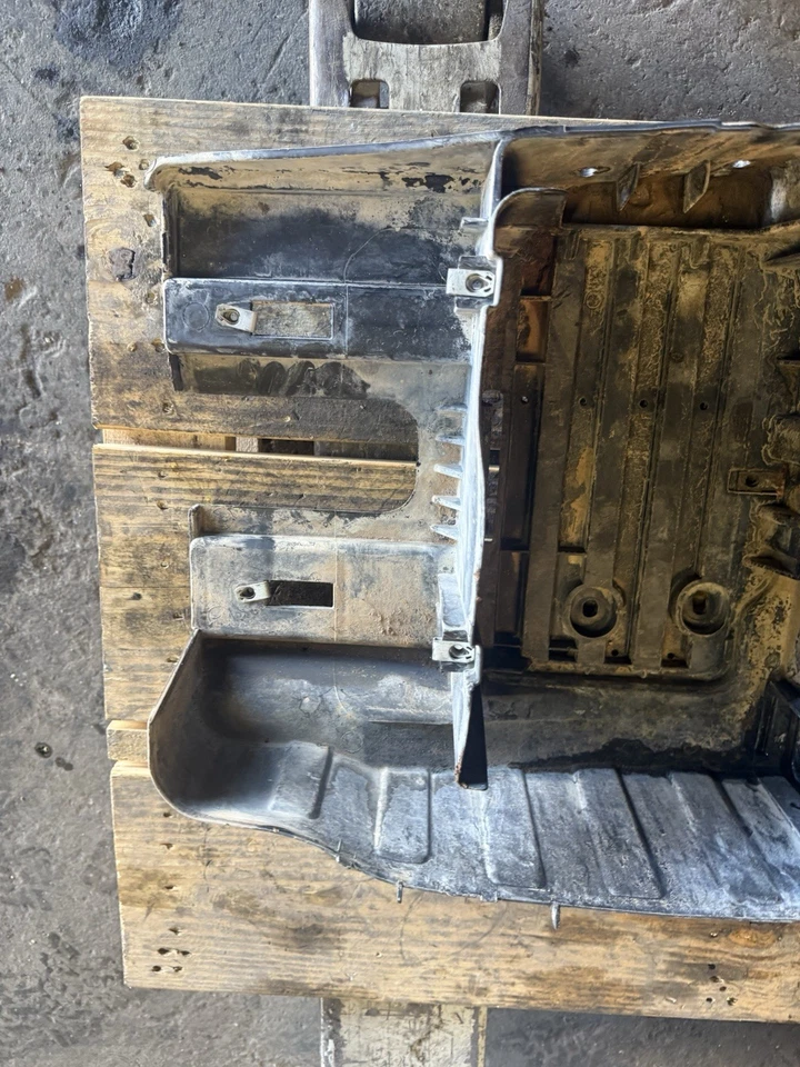 99-02 Ford F250 F350 7.3 7.3L LH Driver Battery Tray Intake - Image 4 of 4