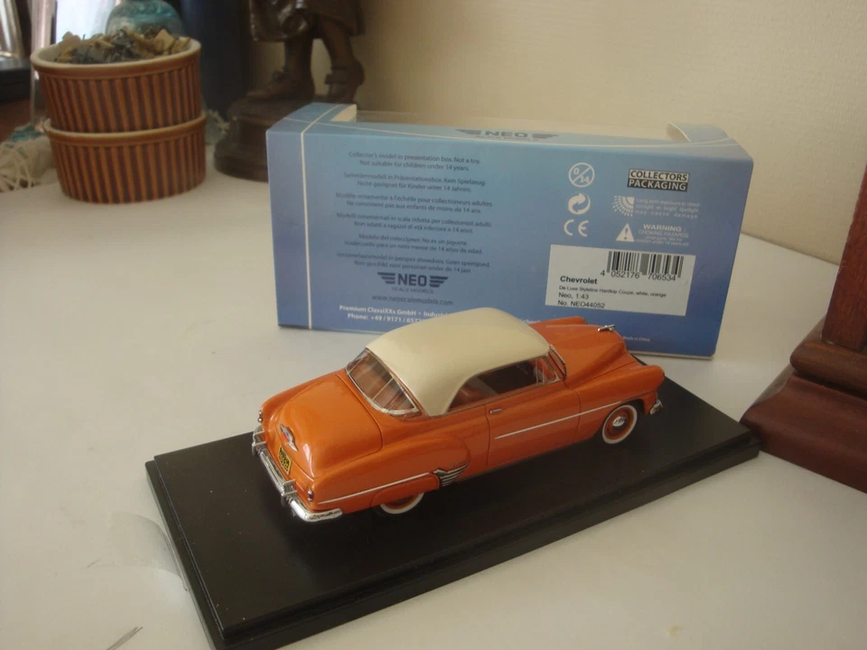 NEO SCALE MODELS- 44052- CHEVROLET Styleline Hardtop coupé deluxe blanc & orange - Photo 2/2