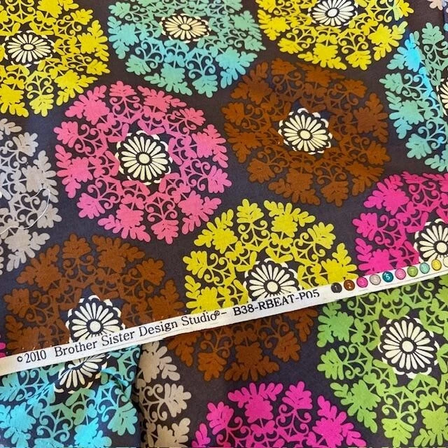 TELA DE DISEÑO HERMANO HERMANA 2010 medallones ~ círculos de encaje 1,5 yardas Foto 2 de 2