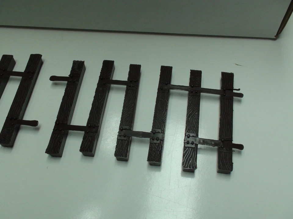 MICRO ENGINEERING #24-206 G-SCALE G-TRAK FLEXIBLE TIE STRIPS 48 PIECES - Image 2 of 4