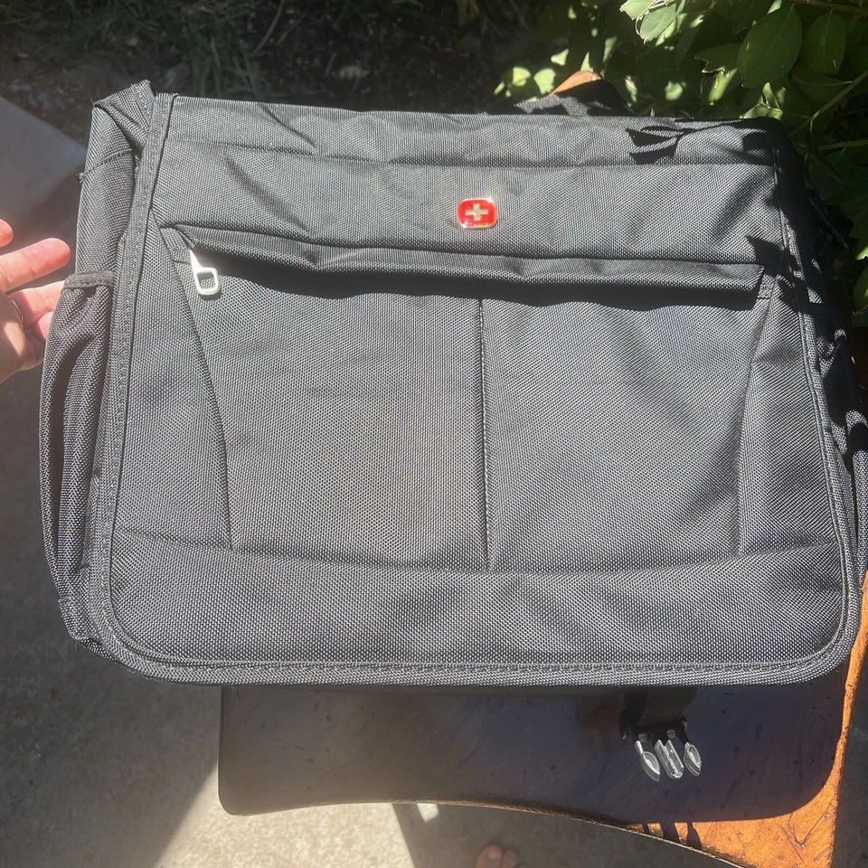 ¡Bolsa de computadora Swissgear Swissgear usada en excelente estado limpia! ¡Toneladas de bolsillos! ¡Ideal para escuela/trabajo! Foto 3 de 4