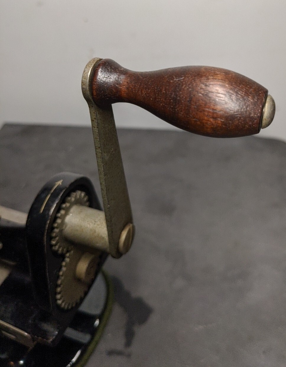 VTG Singer Sewing Ball Bearing Hand Operated Crank Pinker Pinking