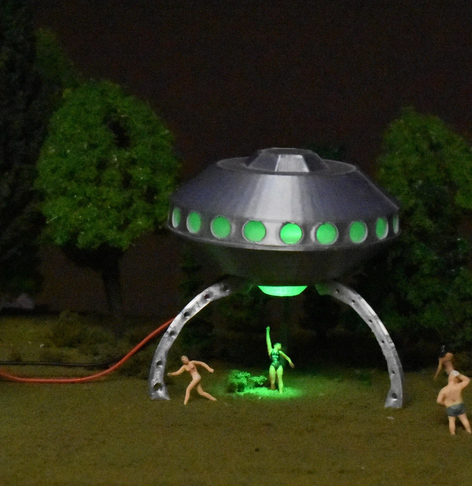 8" TaLL 1:87 Classic 1950s Silver UFO Flying Saucer LED GREEN Orb Abduction Beam - Image 4 of 4