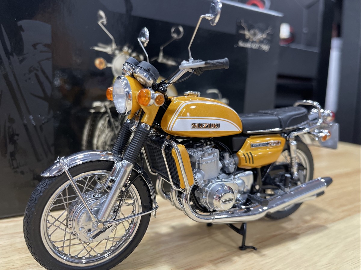 Minichamps Classic Bike Series No.5 1/12 1972 Suzuki Gt 750J Minichamps Classic Bike Series No.5 1/12 1972 Suzuki Gt 750J