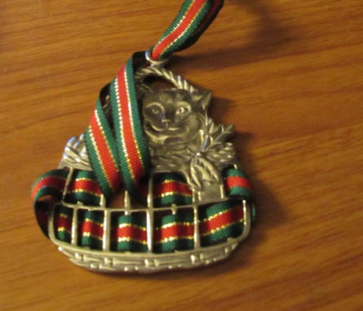 Christmas Ornament GORHAM Silver Metal CAT IN BASKET Red & Green Ribbon 3''