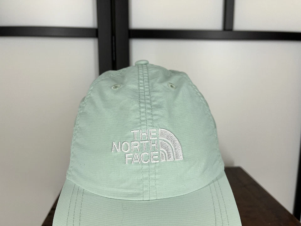 Gorra The North Face con correa trasera juvenil mediana verde menta bordada de nailon Foto 2 de 4