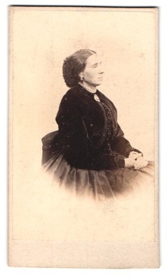 Fotografie P. Weynen & Fils, Maestricht, Seitenprofil einer eleganten Frau 